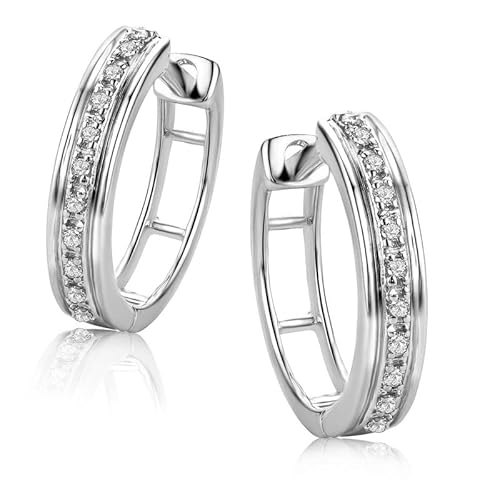 Orovi – Creolen aus 9 Karat Weißgold (375) – Ohrringe Gold Damen mit Brillanten hypoallergen und handgemacht– Hoop Goldohrringe mit Klappbügel in hochwertiger Schmuckschachtel (13 x 3 mm) Orovi – Creolen aus 9 Karat Weißgold (375) – Ohrringe Gold Damen mit Brillanten hypoallergen und handgemacht– Hoop Goldohrringe mit Klappbügel in hochwertiger Schmuckschachtel (13 x 3 mm)